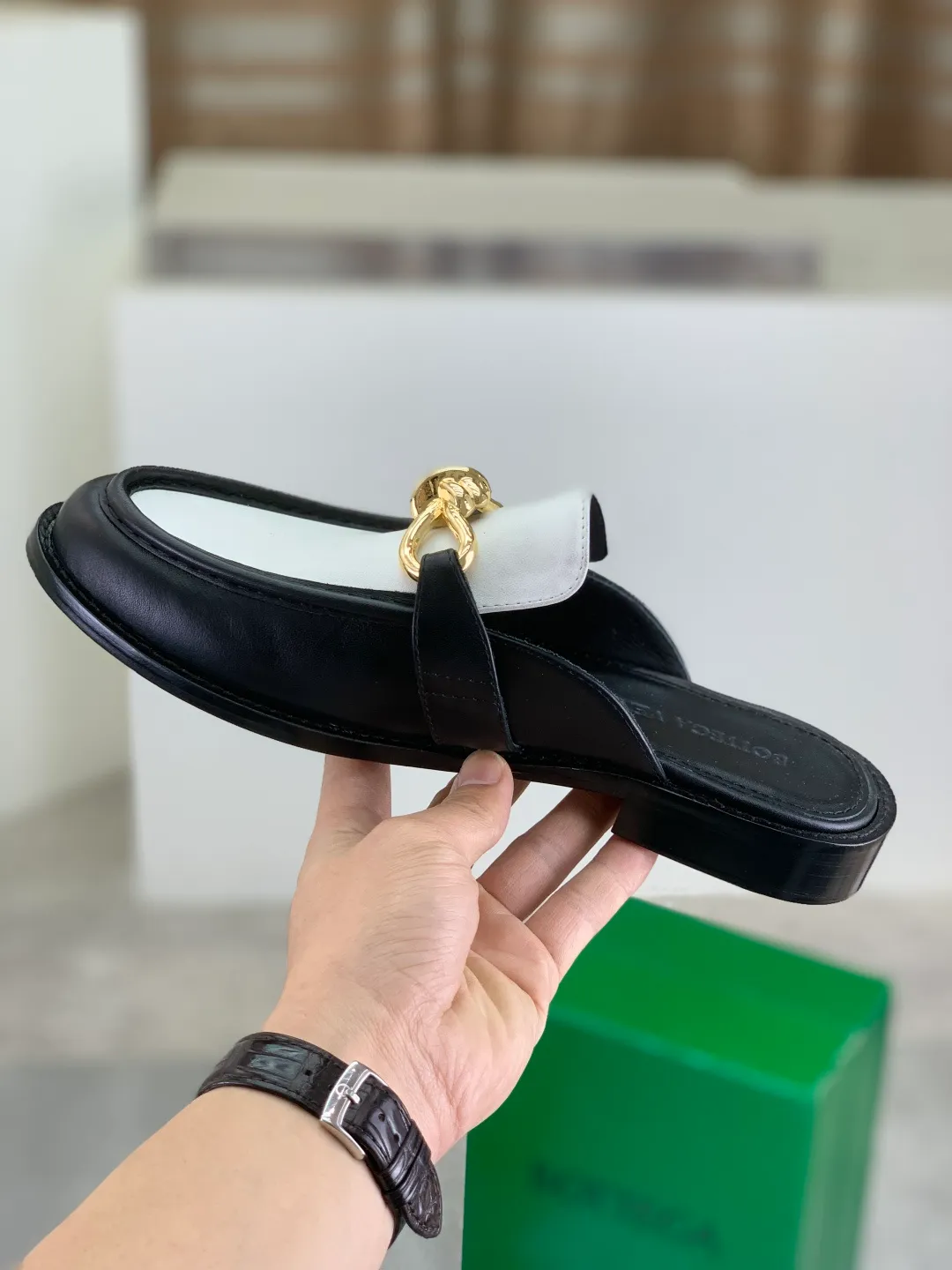 Men's shoes 💰P800 [New model] (genuine leather outsole) water-dyed cow lining 💰High-quality business couple half-slip leather shoes 💎💎💎 BOTTEGA VENETA official website synchronizes the latest top version of BV in the market, accepts material comparison, shoe type comparison, process comparison, practical and textured, versatile and suitable for any occasion, the more you look at it, the more flavorful it becomes. Purely hand-knitted craftsmanship - Upper material, calfskin imported from Italy 🇮🇹 - High-quality water-dyed cowhide lining - Original private model customized leather outsole -Size: Female 35-39 (40 ordered) Male 39-44 (38 45 can be customized) Color: Multiple colors available